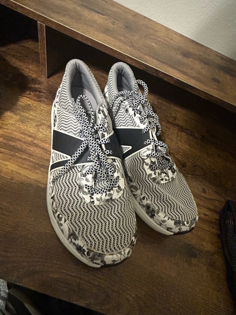 Alegria Gray & White Patterned Athletic Sneakers Womens size 39 US 9